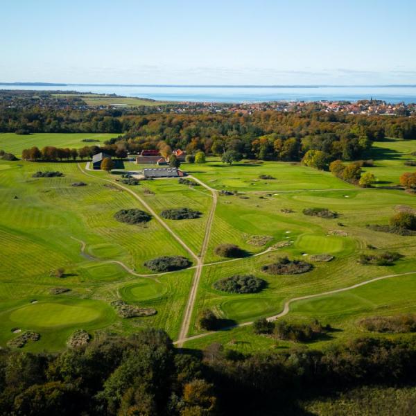 Bogense Golfklub set fra oven med havet i baggrunden