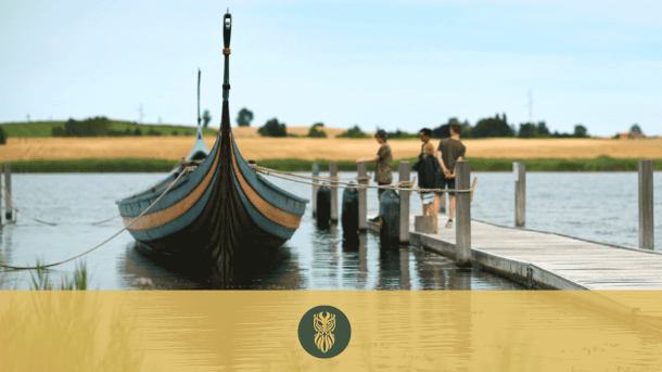 En replika af Vikingeskibet Ladby, der lægger til en lille badebro